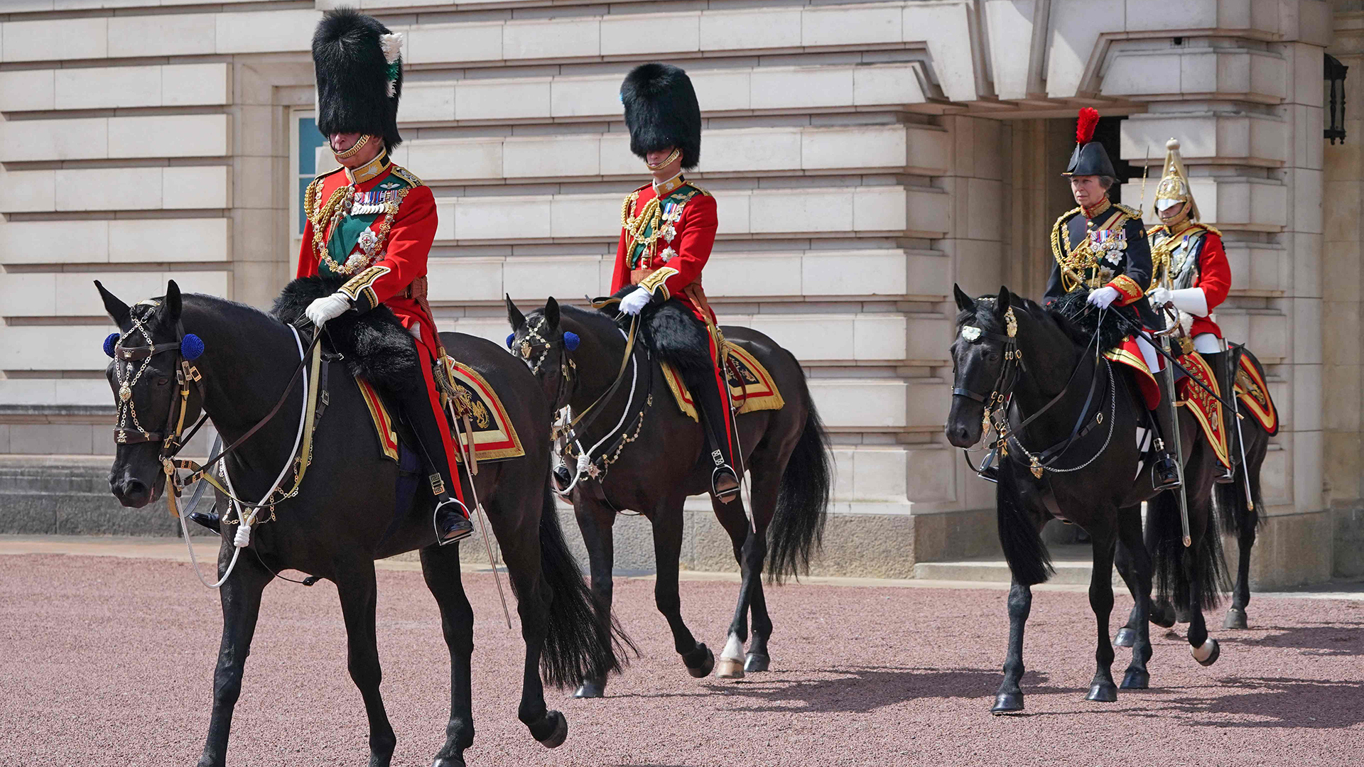 Prinz Charles, Prinz William und Prinzessin Anne verlassen zu Pferd den Buckingham Palace auf dem Weg zur Geburtstagsparade der Königin. | AFP