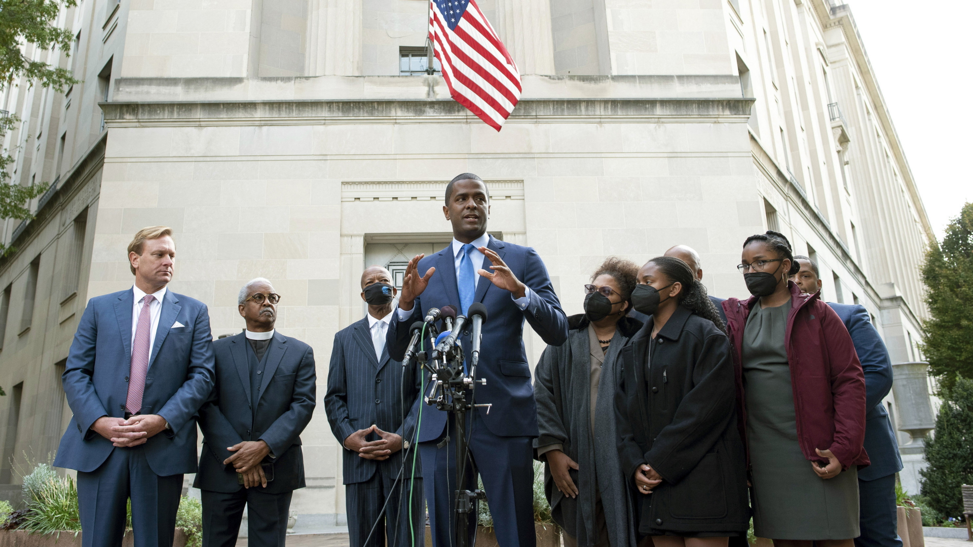 Der Anwalt der Angehörigen und Opfer des tödlichen Anschlags auf eine Schwarzengemeinde in Charleston im Juni 2015, Bakari Sellers, spricht vor dem Justizministerium in Washington. | AP