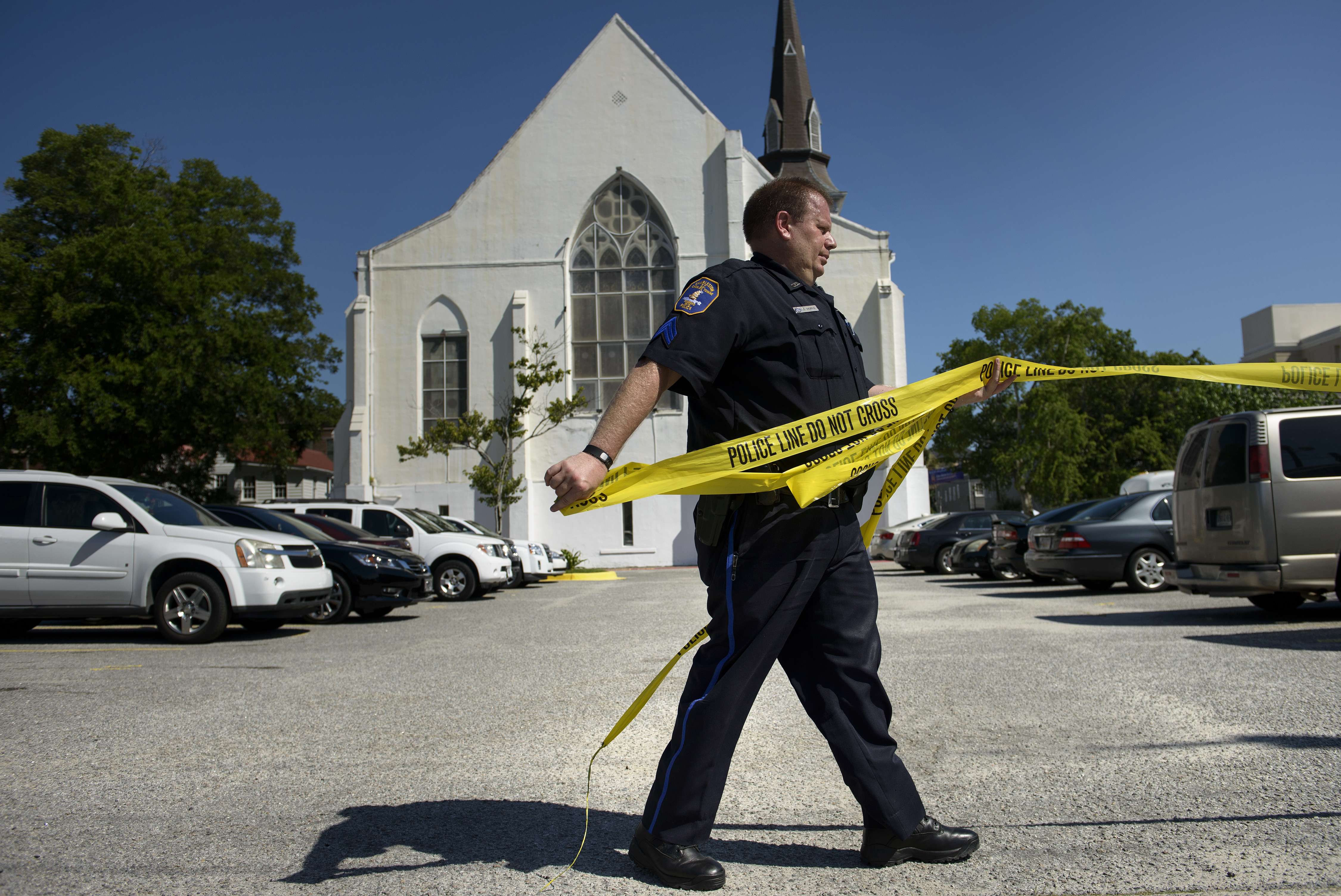 Polizist beseitigt Absperrung vor Kirche in Charleston | AFP