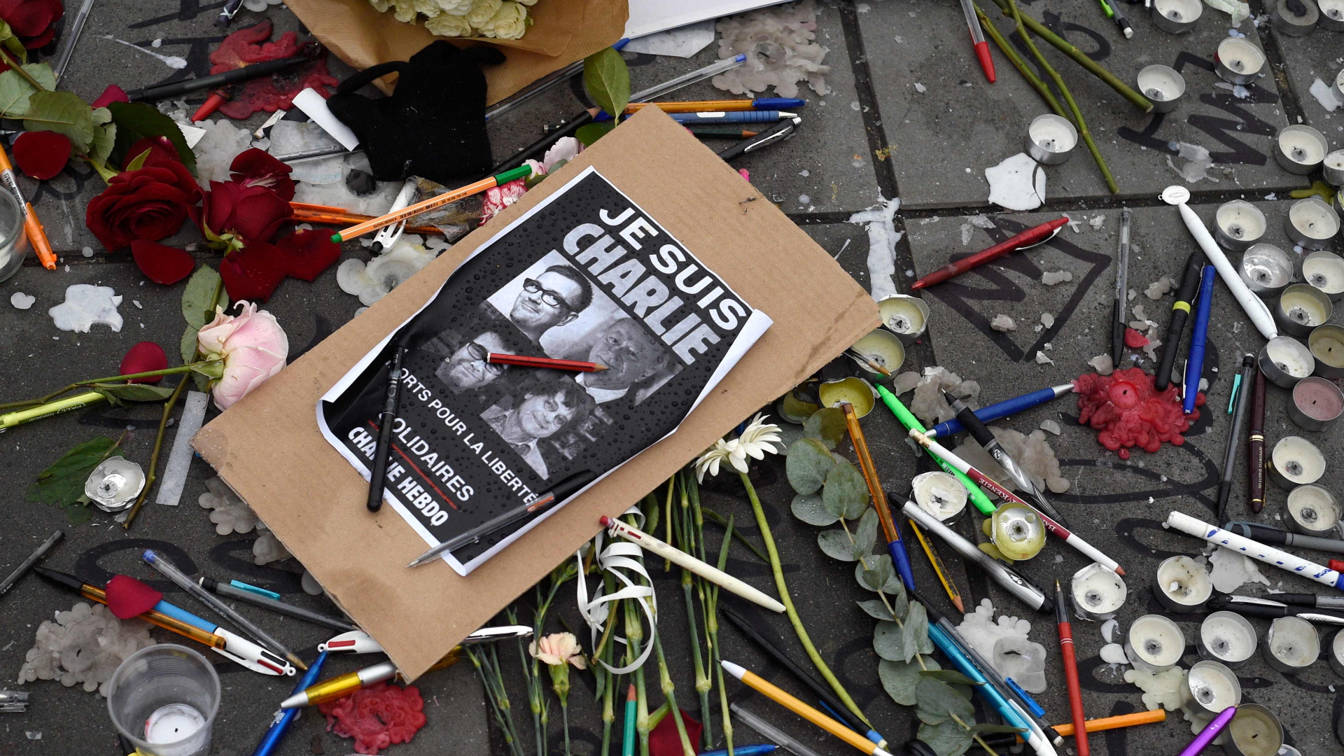 Kerzen und Blumen in Gedenken an die Opfer des Anschlags auf "Charlie Hebdo"