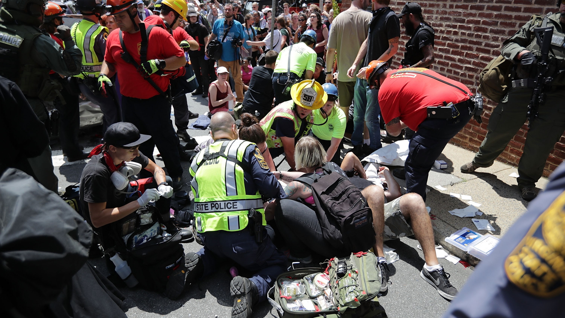 Sanitäter versorgen Verletzte, nachdem ein Wagen in die Menge fuhr
