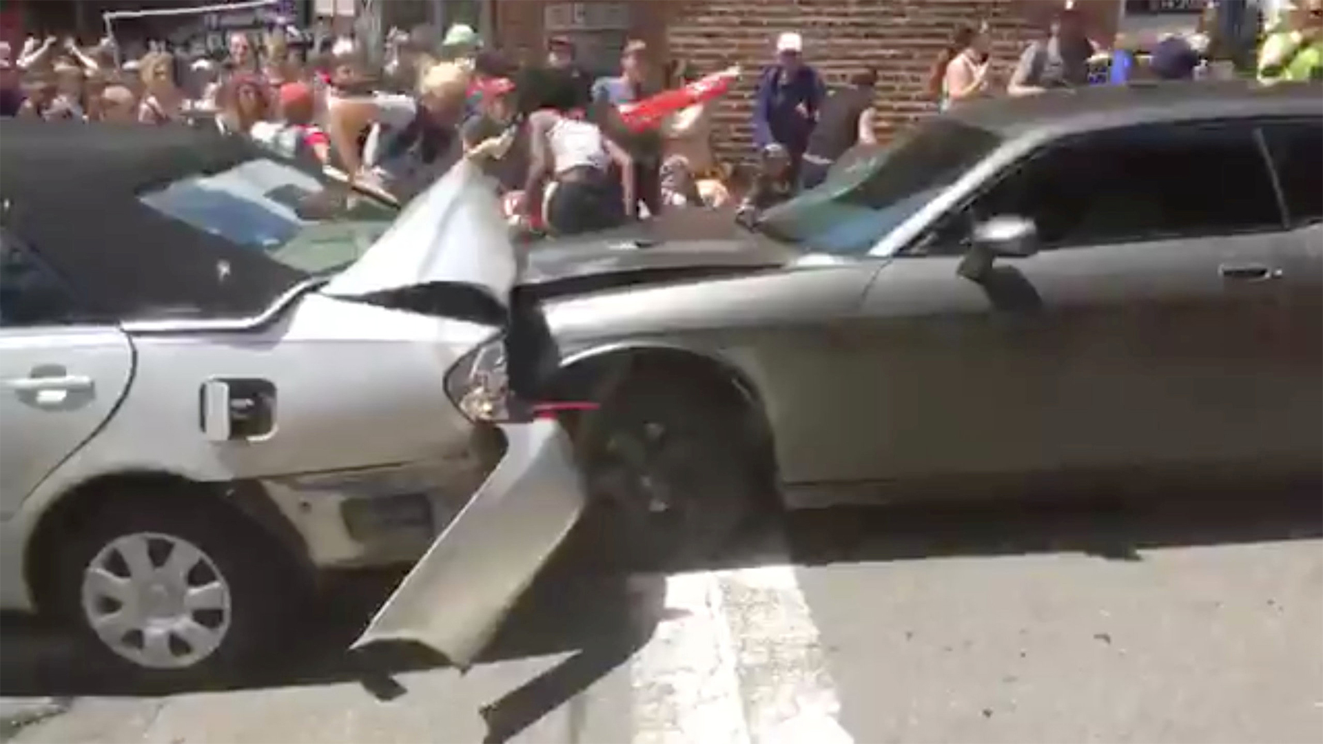 Auto fährt in Menschenmasse in Charlottesville. | REUTERS