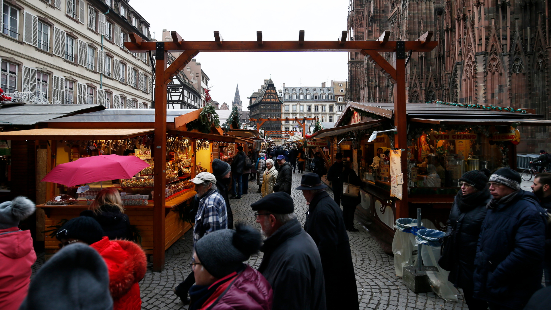 Der Weihnachtsmarkt öffnet wieder in Straßburg. | Bildquelle: RONALD WITTEK/EPA-EFE/REX