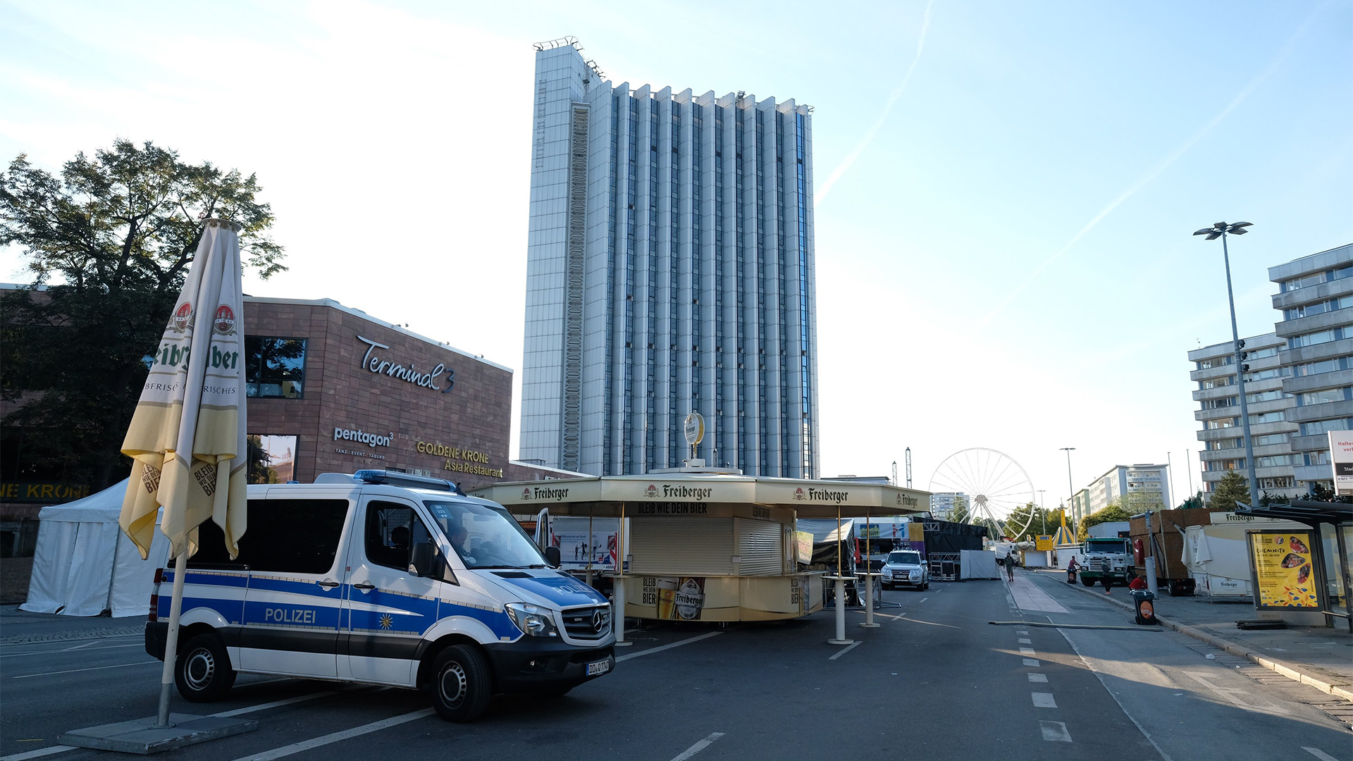 Chemnitz:  Polizeifahrzeug steht in der Chemnitzer Innenstadt vor der Kulisse des abgebrochenen Stadtfestes