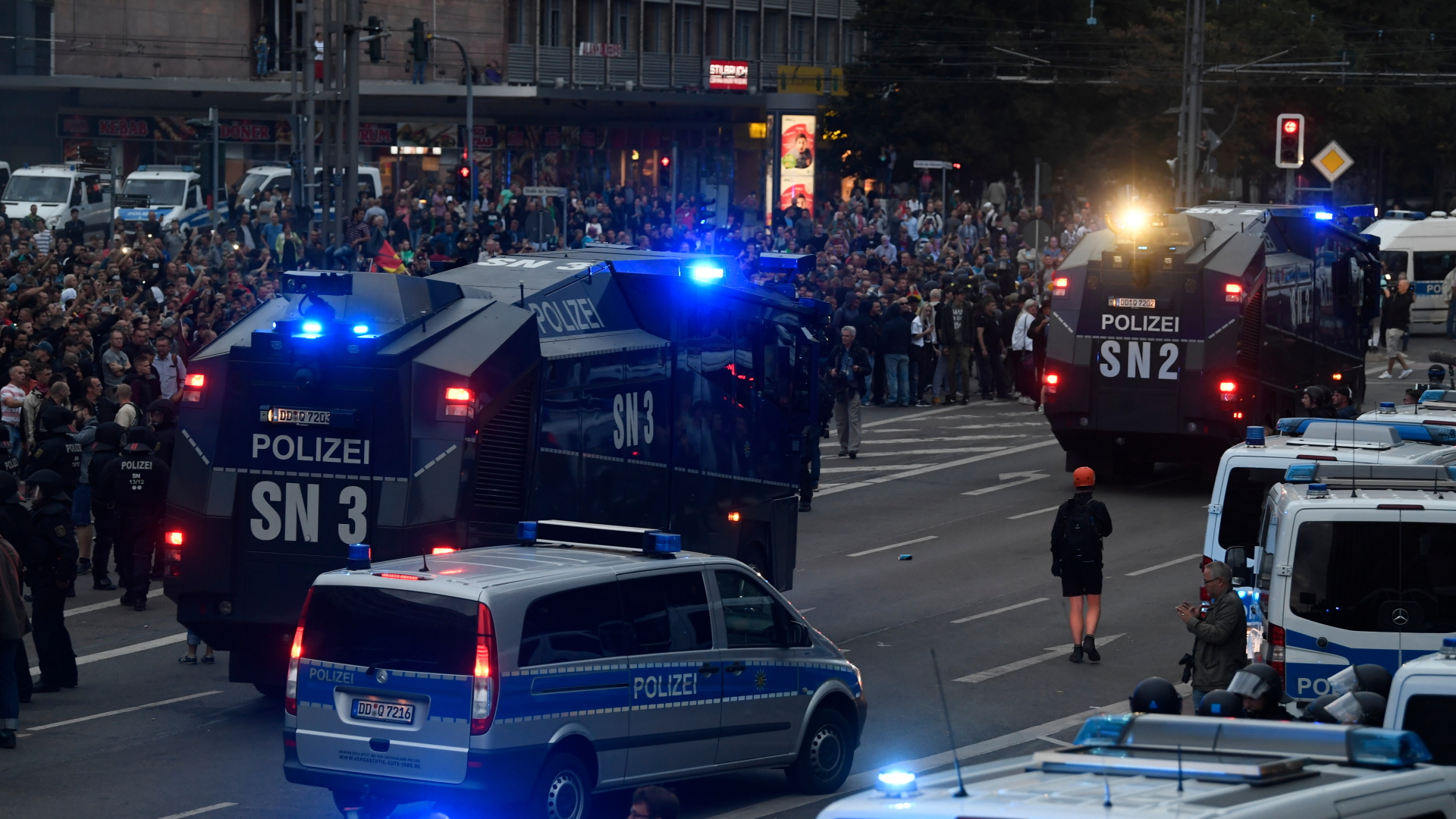 Die sächsische Polizei fuhr Wasserwerfer auf, um bei einer Eskalation vorbereitet zu sein. | FILIP SINGER/EPA-EFE/REX/Shutter