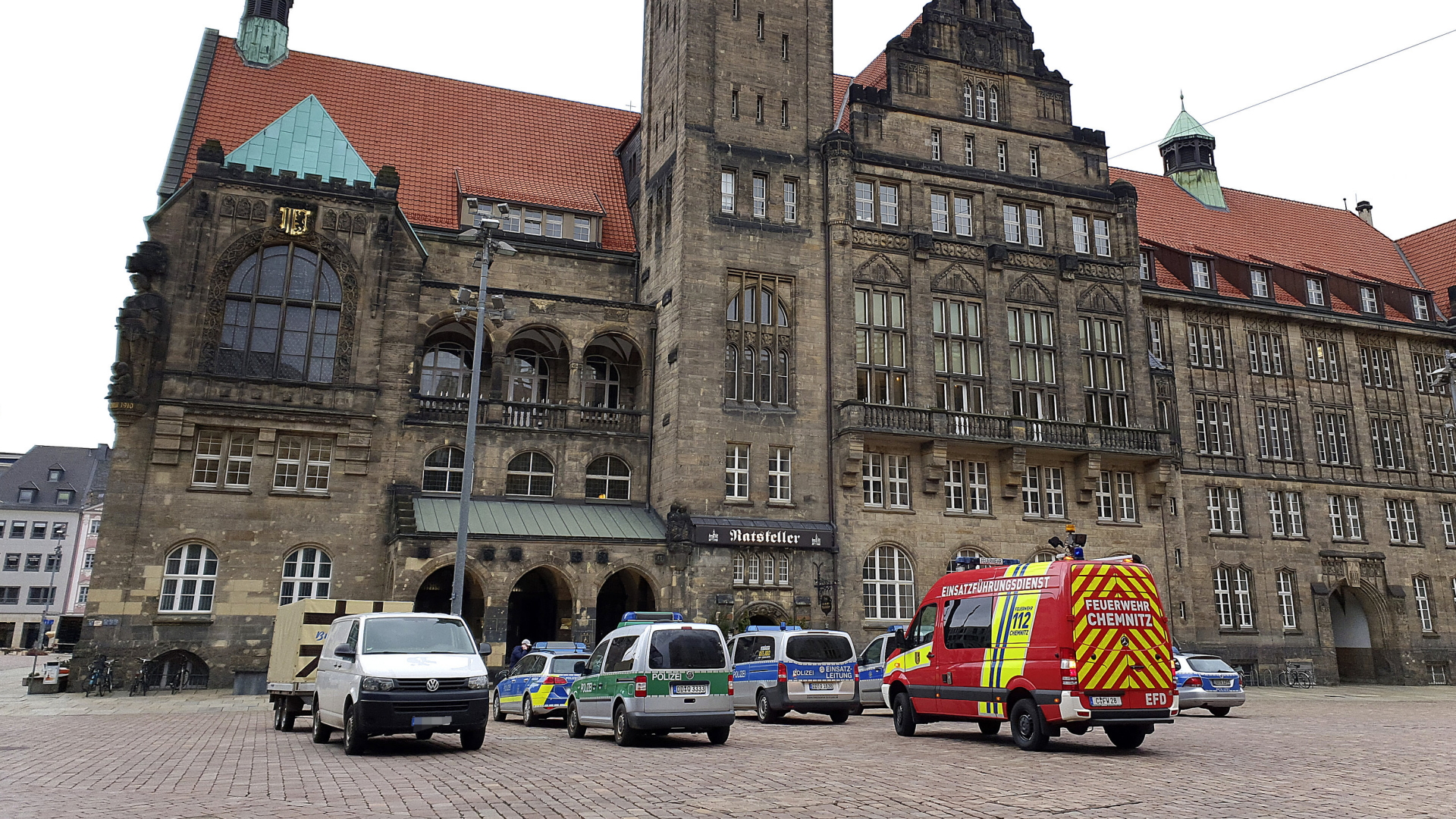 Einsatzkräfte der Polizei und Feuerwehr vor dem Chemnitzer Ratshaus nach einer Bombendrohung | dpa