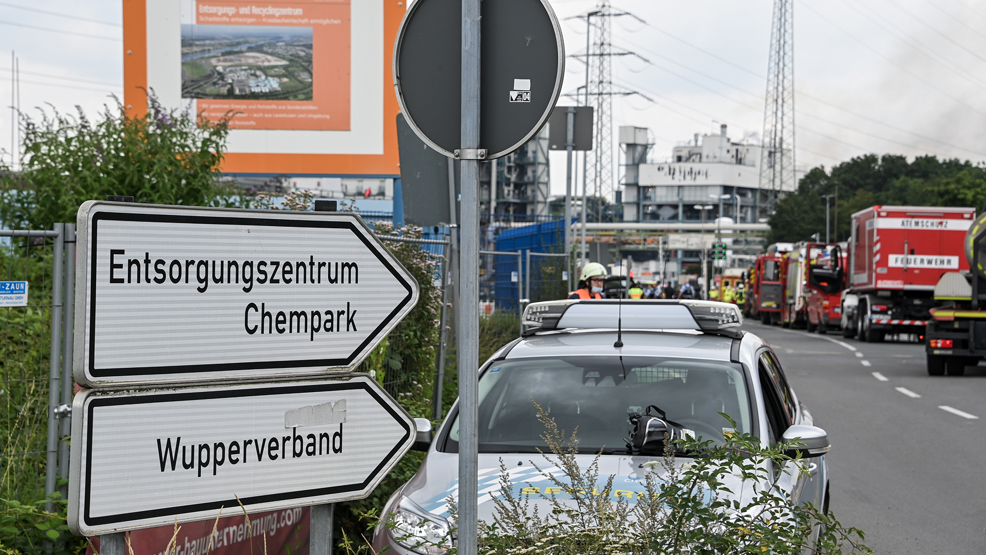 Feuerwehrfahrzeuge stehen vor dem Chempark Leverkusen.