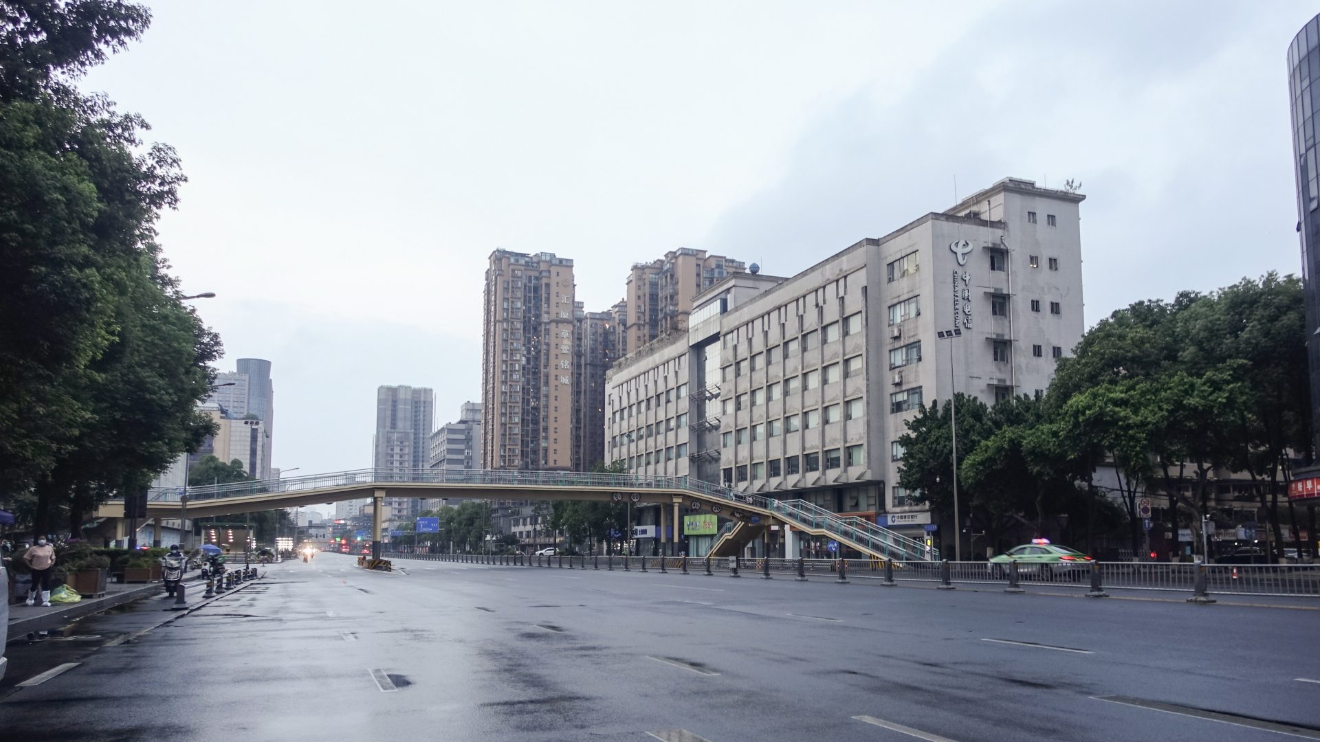 Eine leere Straße in der chinesischen Metropole Chengdu