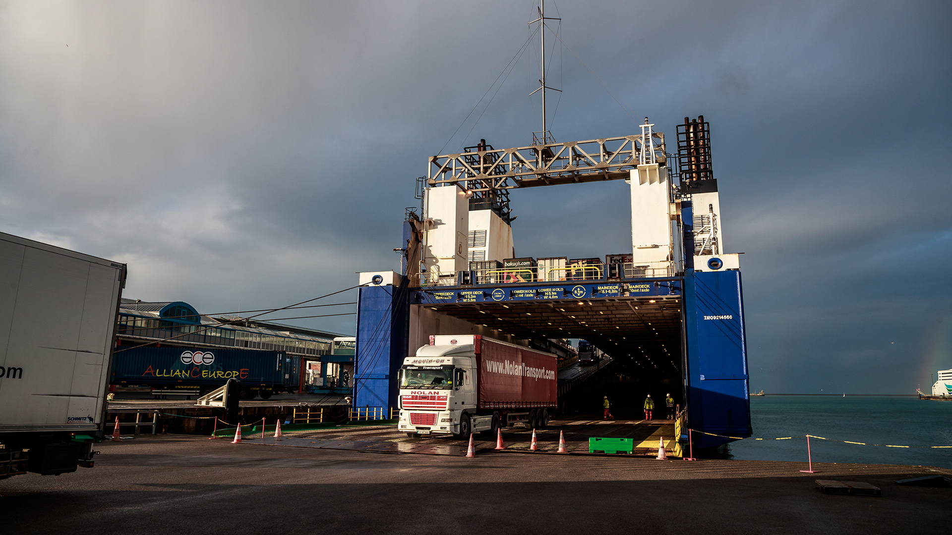 LKW am Fährhafen von Cherbourg | CHRISTOPHE PETIT TESSON/EPA-EFE/
