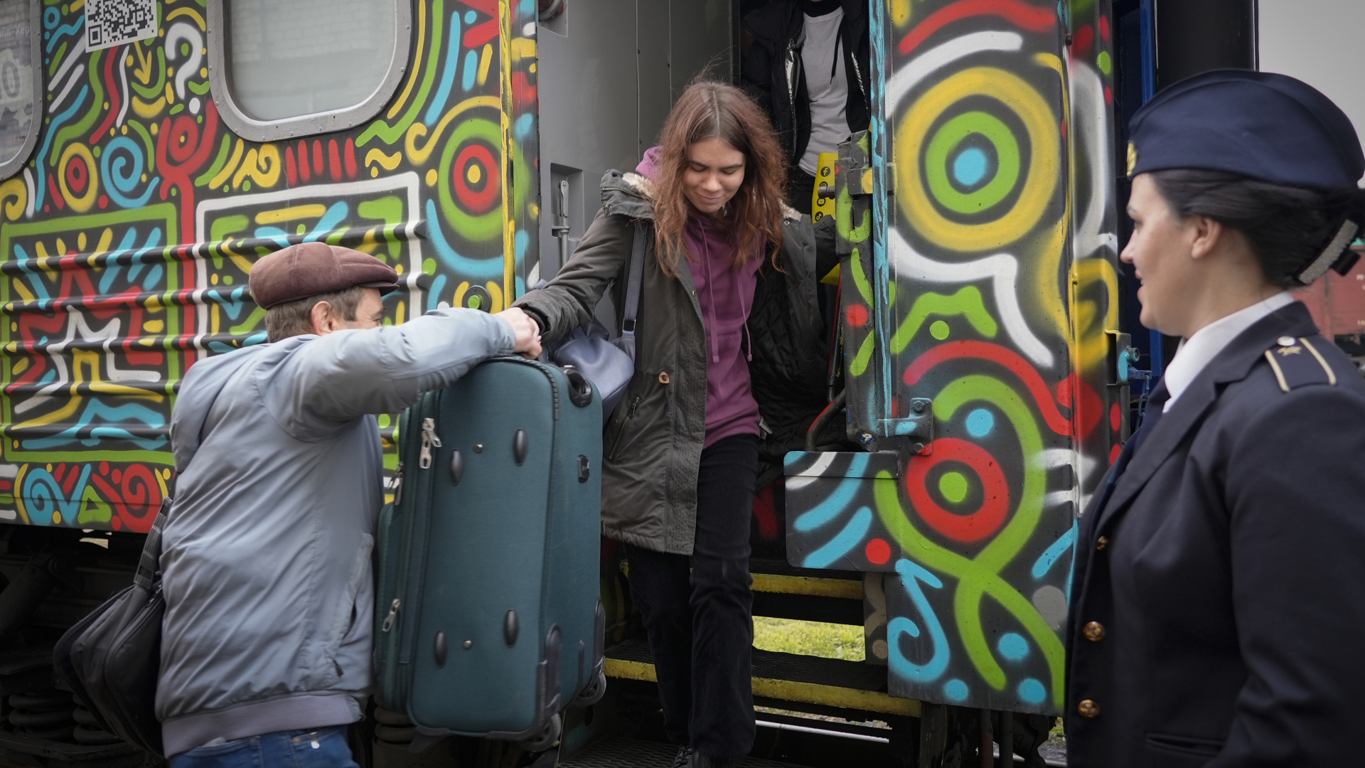Fahrgäste laden ihr Gepäck am Bahnhof der Stadt Cherson aus | dpa