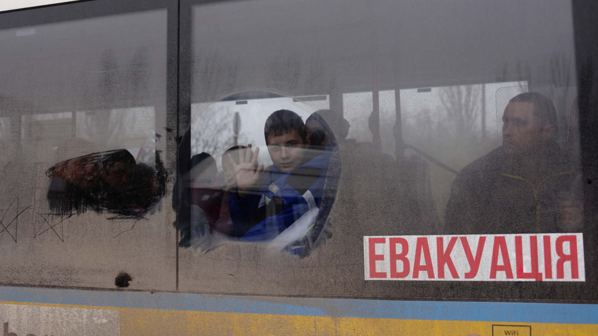 Ein Junge sitzt in einem Bus, der in aus der ukrainischen Stadt Cherson wegbringen soll. | REUTERS