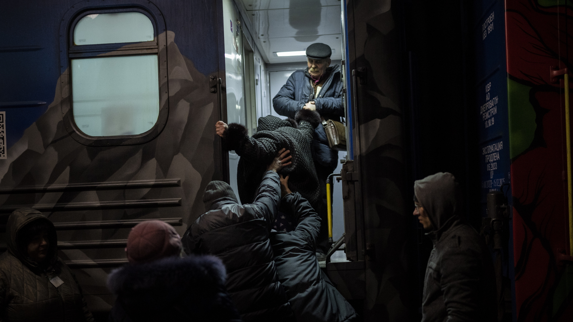 Bewohner der ukrainischen Stadt Cherson steigen in den Zug nach Kiew. | dpa