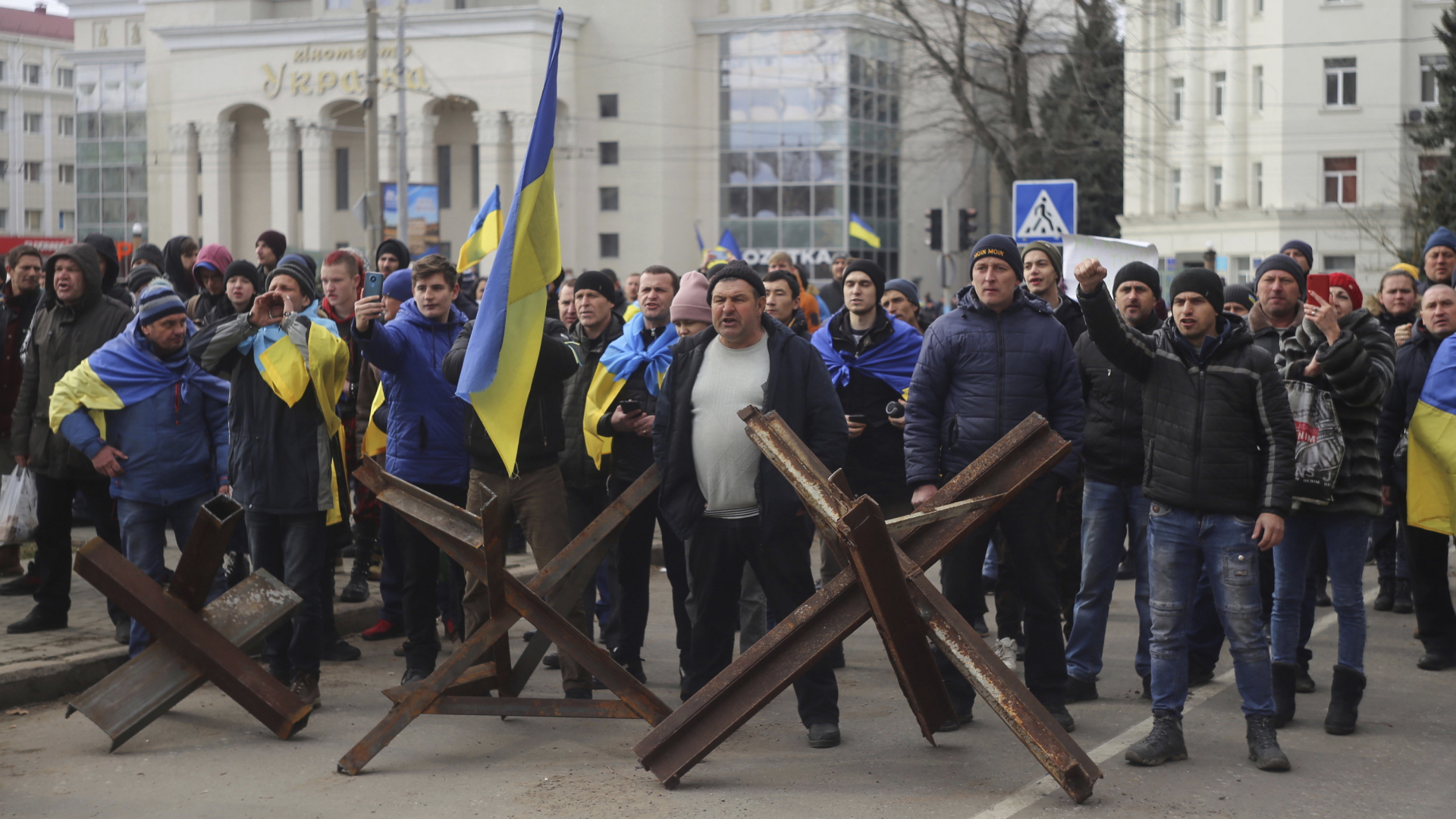 Menschen in der ukrainischen Stadt Cherson protestieren gegen die russische Besatzung. | AP