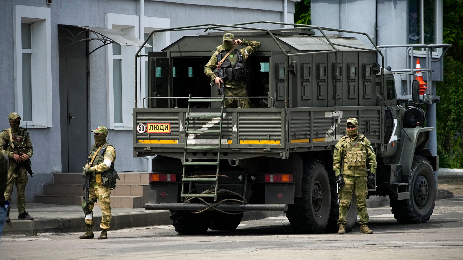 Russische Soldaten bewachen ein Gebiet, während eine Gruppe ausländischer Journalisten am 20. Mai 2022 Cherson besucht.  | AP