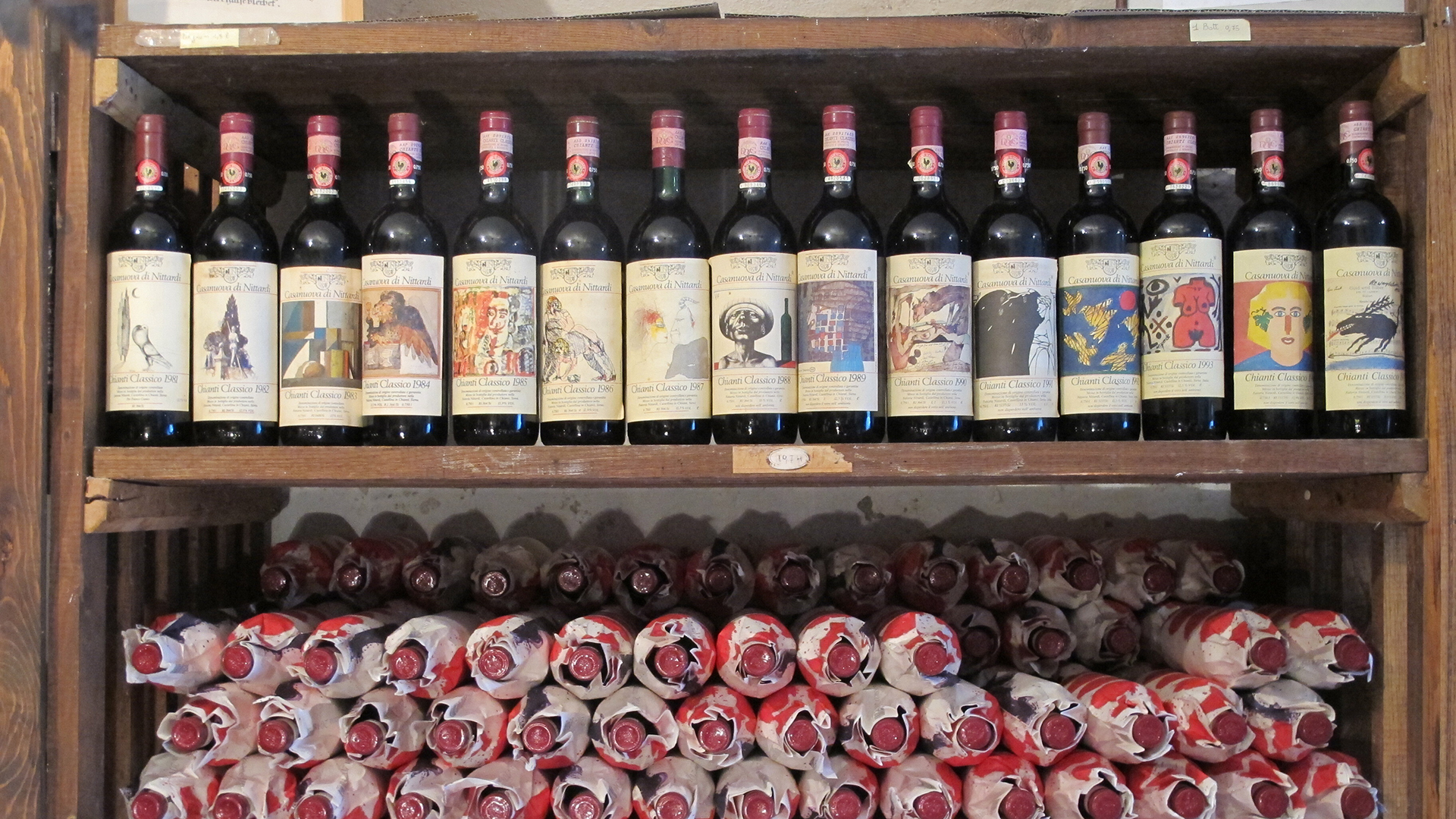 Chianti Classico Weinflaschen in einem Regal | picture alliance / dpa