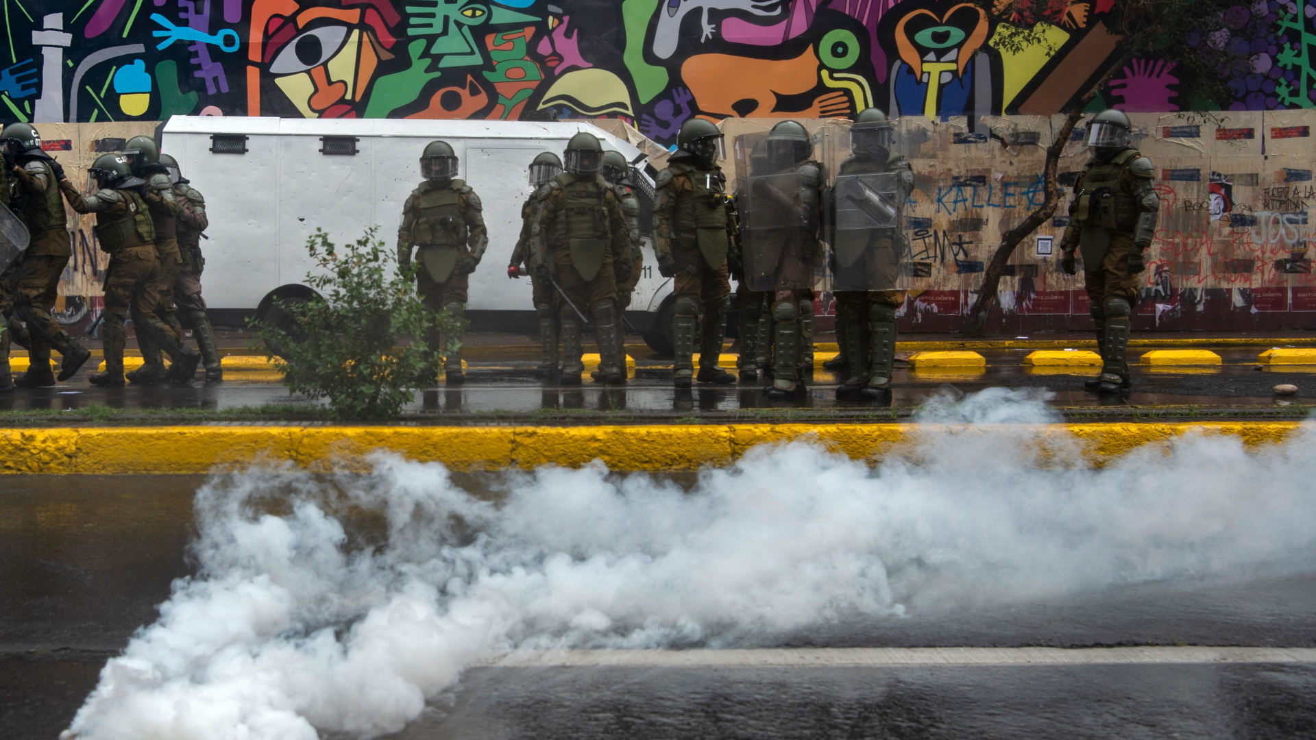 Polizisten und Rauchschwaden bei Demonstration von Indigenen in Chile | AFP