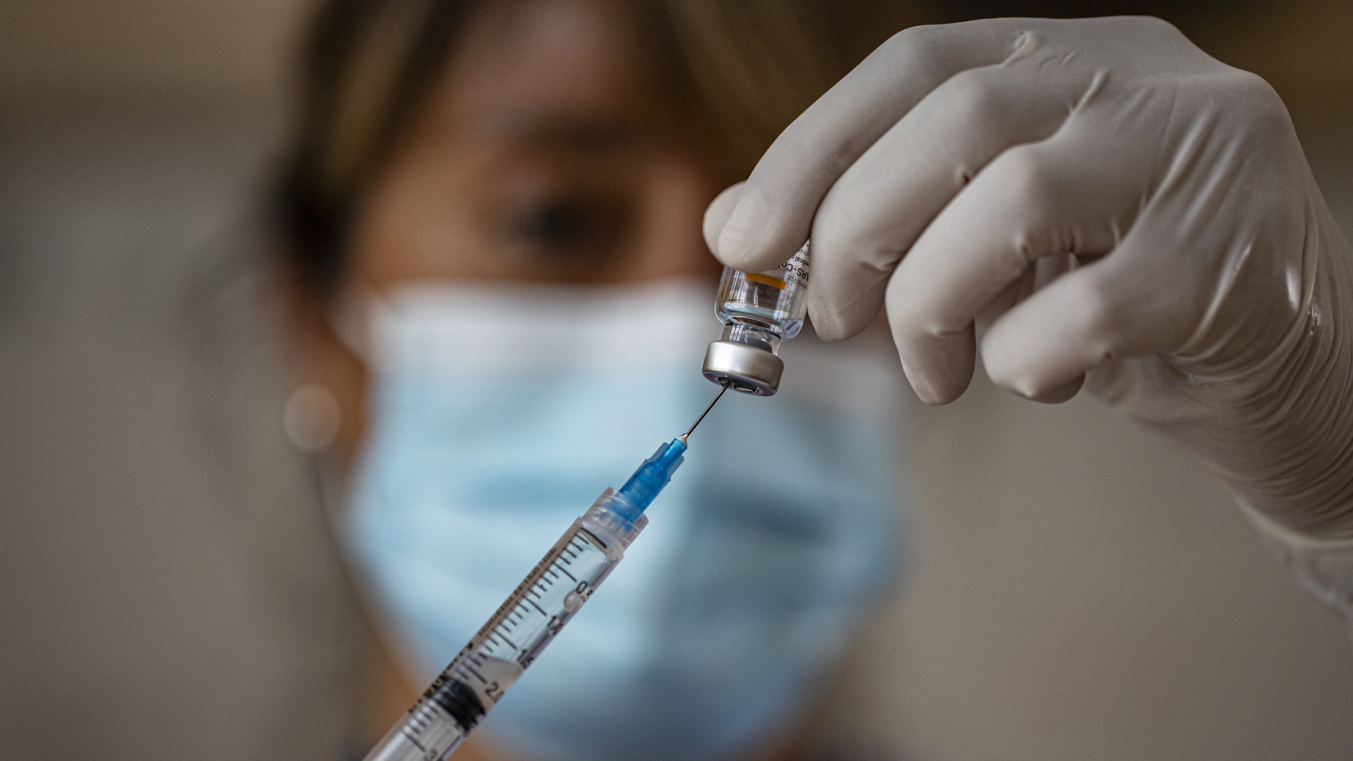 Eine Medizinerin bereitet eine Spritze mit einem Impfstoff vor (Archivbild) | AP