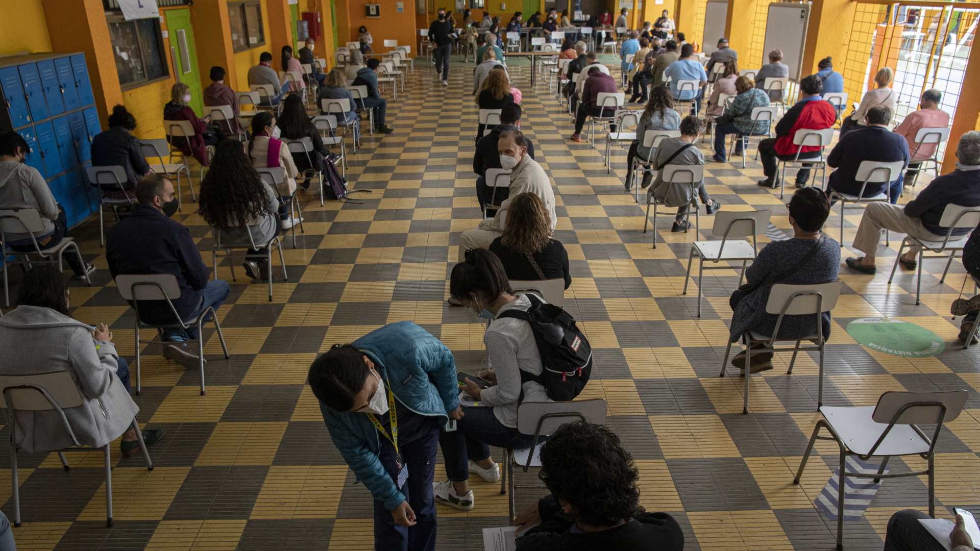 In einer Schule in Santiago warten Chilenen darauf, gegen Covid-19 geimpft zu werden. | dpa