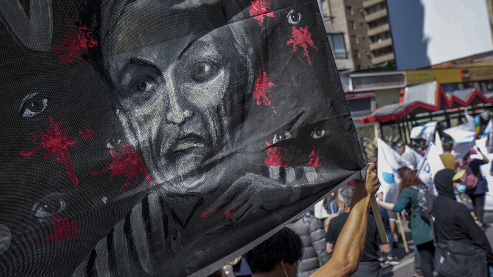 Ein Banner mit dem Gesicht von Chiles Präsident Piñera (Foto vom 13.10.21). | AP