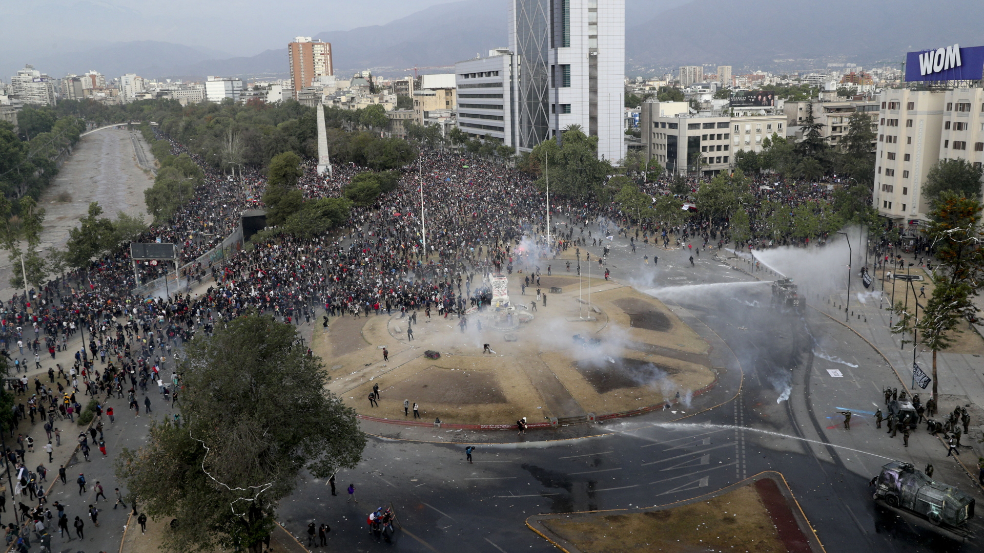 Die Polizei räumt mit Wasserwerfern den Plaza Italia in Santiago de Chile. | Bildquelle: dpa