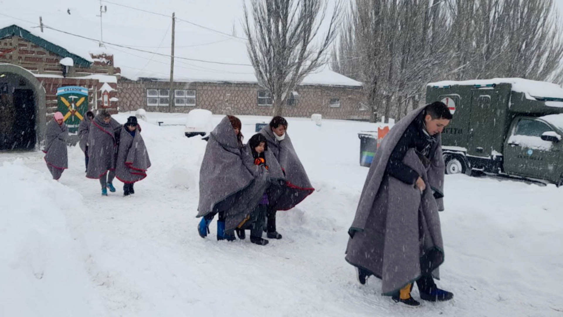 Gerettete Menschen nach einem Schneesturm zwischen Argentinien und Chile. | dpa