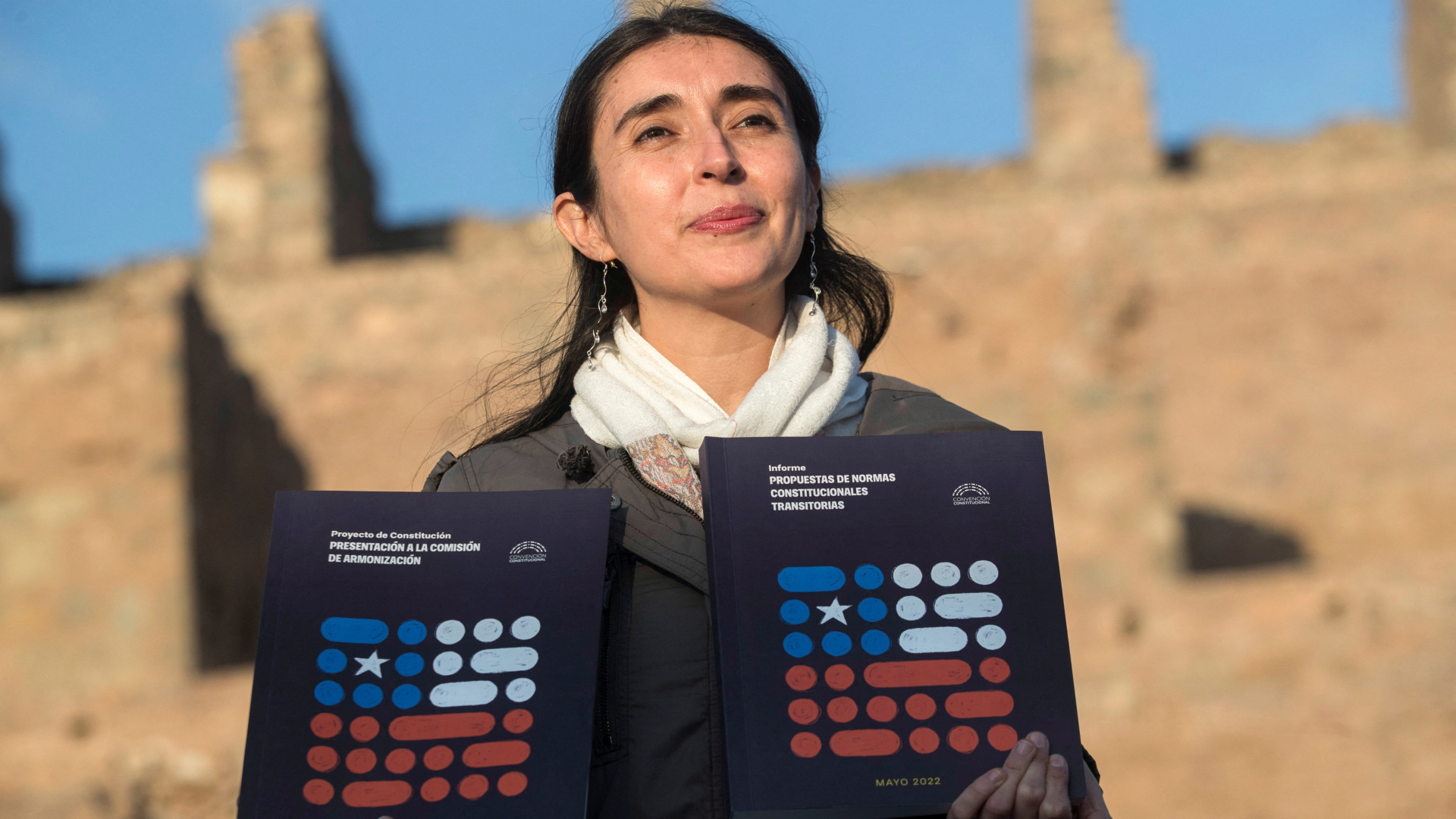 Maria Elisa Quinteros zeigt den Entwurf für eine neue Verfassung Chiles | REUTERS
