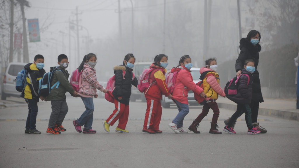 Kinder tragen in China wegen der Luftverschmutzung einen Atemschutz