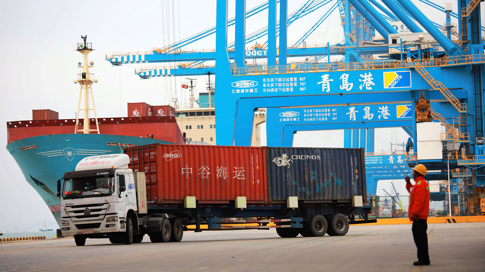  In einem Hafen in China werden Container verladen | dpa