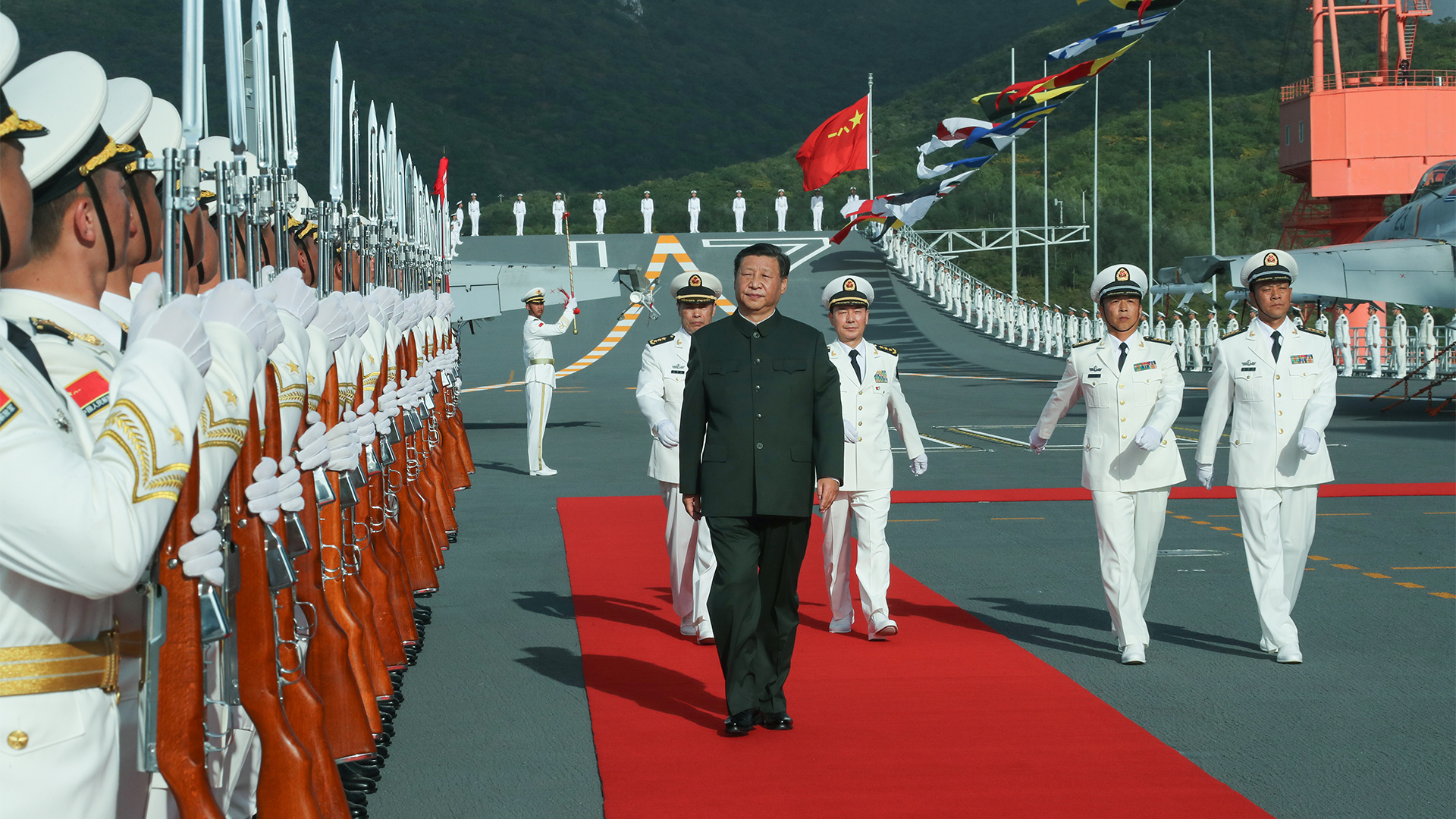 Xi Jinping wird von der chinesischen Ehrengarde am Marinestützpunkt Sanya begrüßt | dpa
