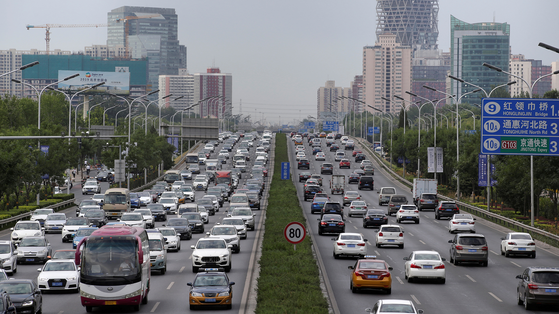 Autos fahren auf einer Straße in China. | REUTERS