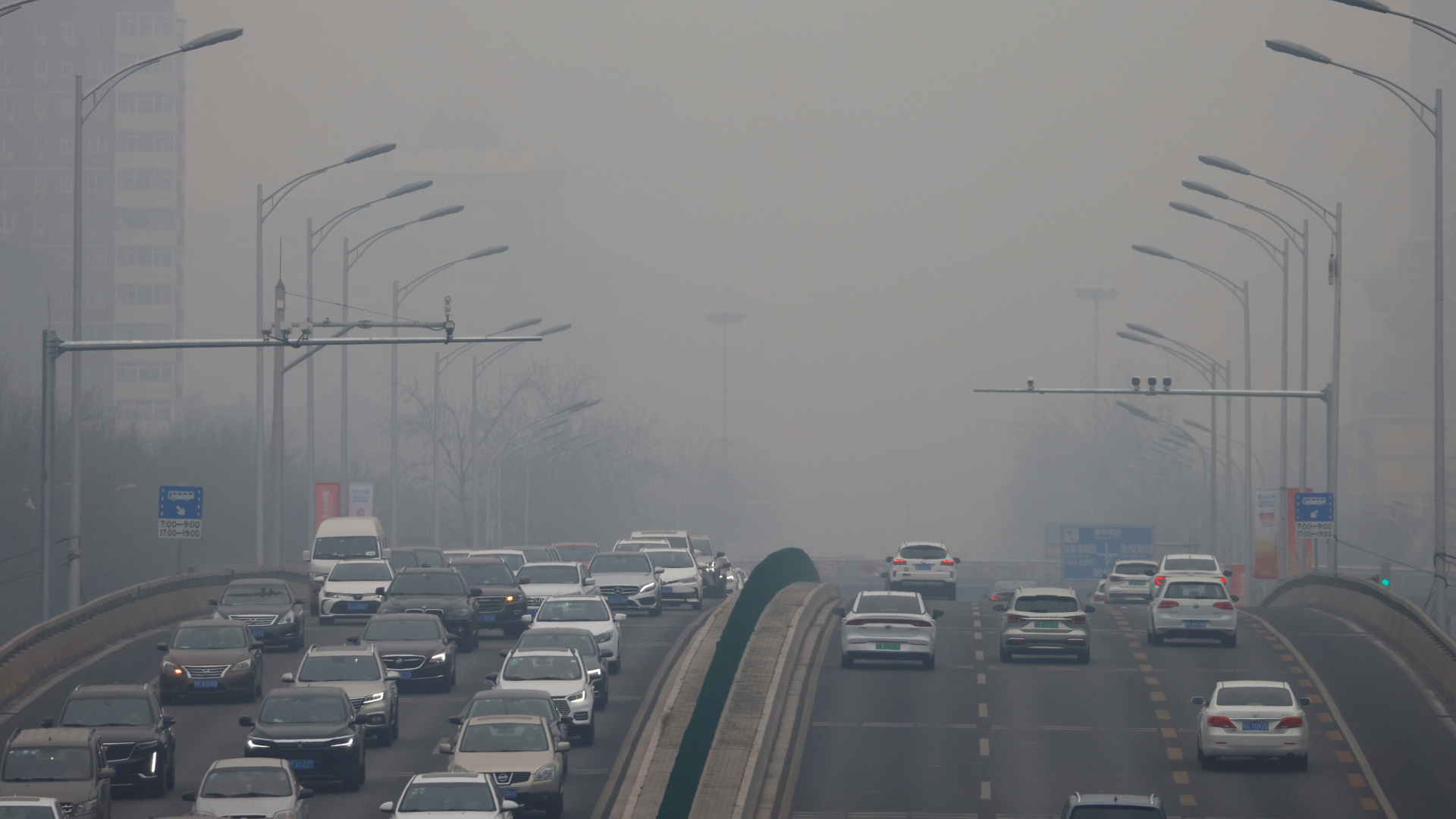 Autos fahren durch den Smog in Peking | REUTERS