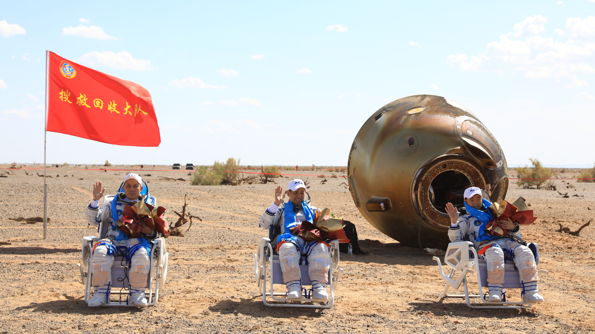 Chinesische Astronauten nach ihrer Landung in der Wüste Gobi | dpa