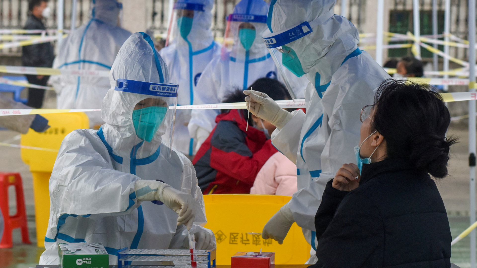 Medizinisches Personal in Schutzanzügen bei einer Massentestung in der Provinz Zhejiang | VIA REUTERS