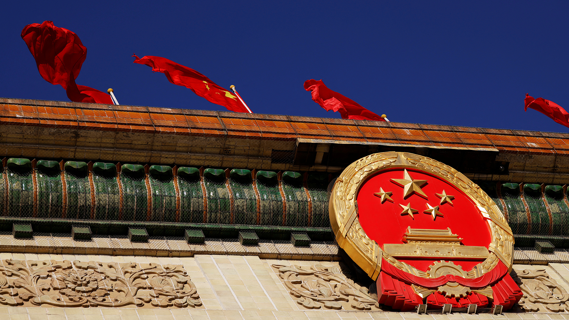 Chinesische Flaggen wehen auf der "Großen Halle des Volkes" in Peking. | REUTERS