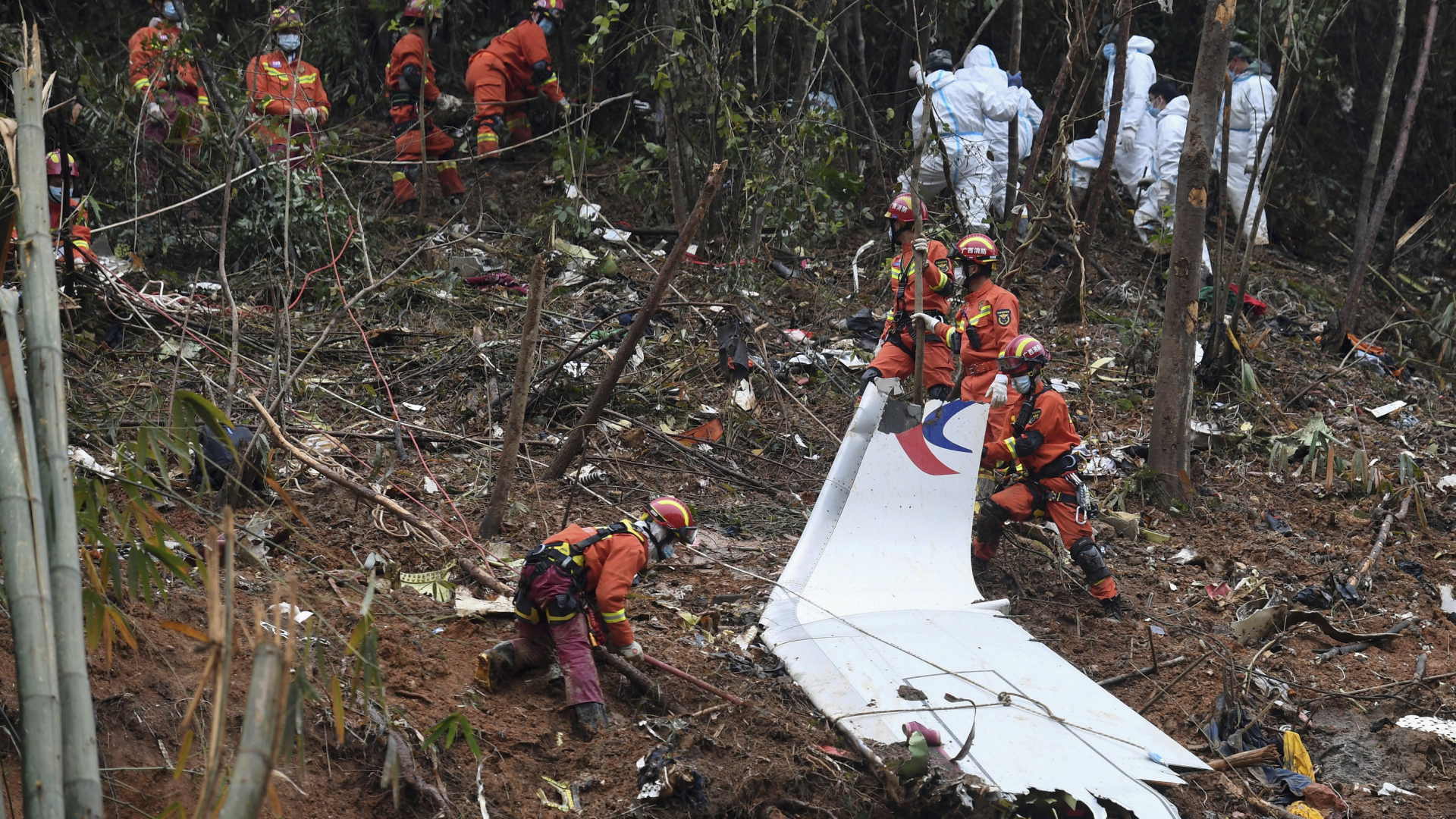 Such- und Rettungskräfte an der Absturzstelle des chinesischen Flugzeugs. | AP