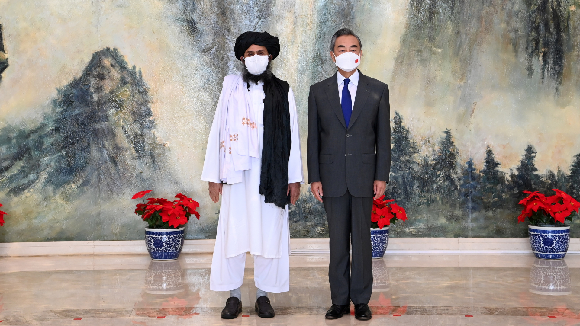 Chinas Außenminister Wang Yi traf Talibanführers Abdul Ghani Baradar im Juli 2021. | VIA REUTERS