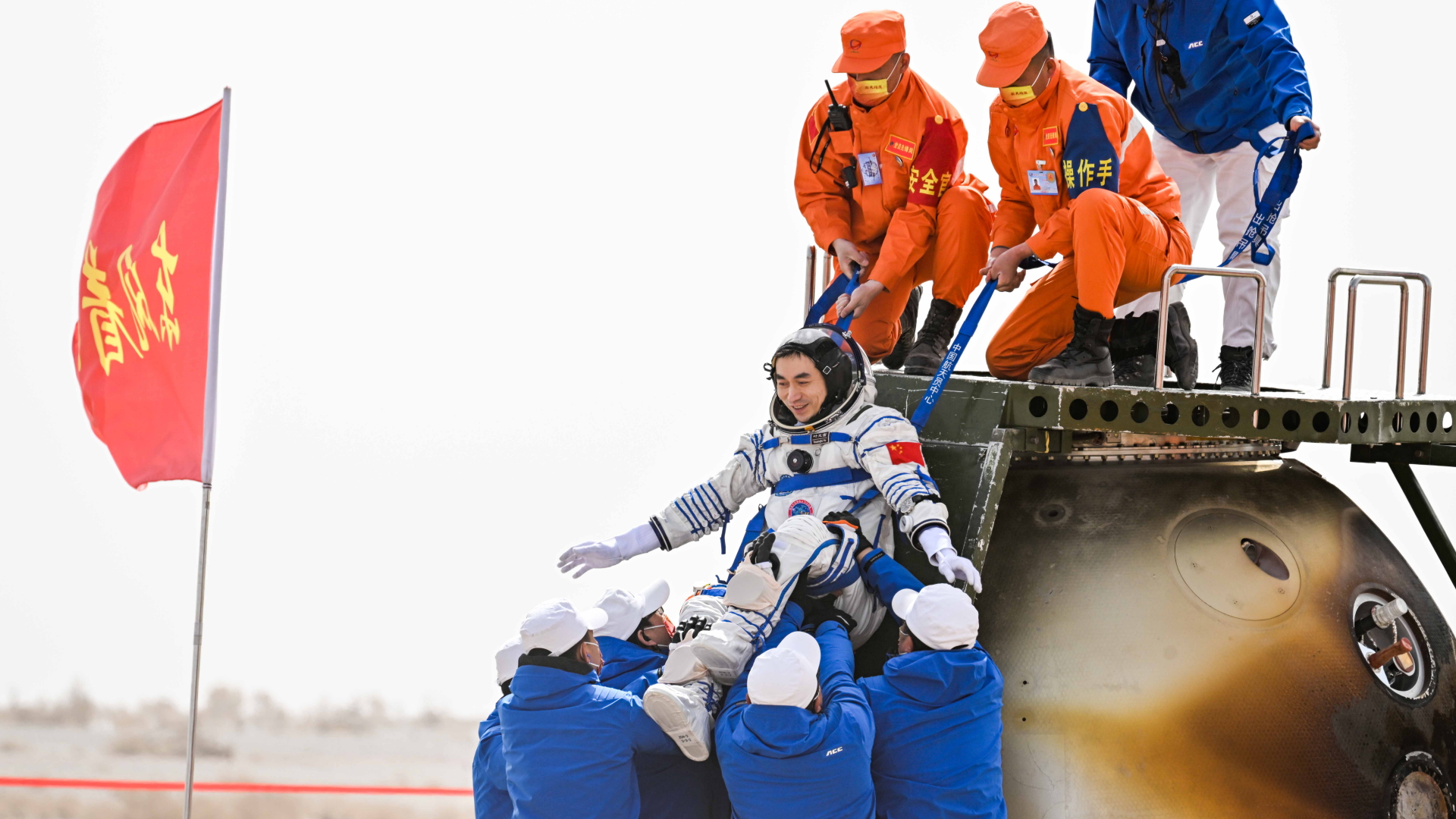 Taikonaut Ye Guangfu beim Verlassen der Rückkehrkapsel des Raumschiffs "Shenzhou 13" am Landeplatz Dongfeng in der nordchinesischen Autonomen Region Innere Mongolei | dpa