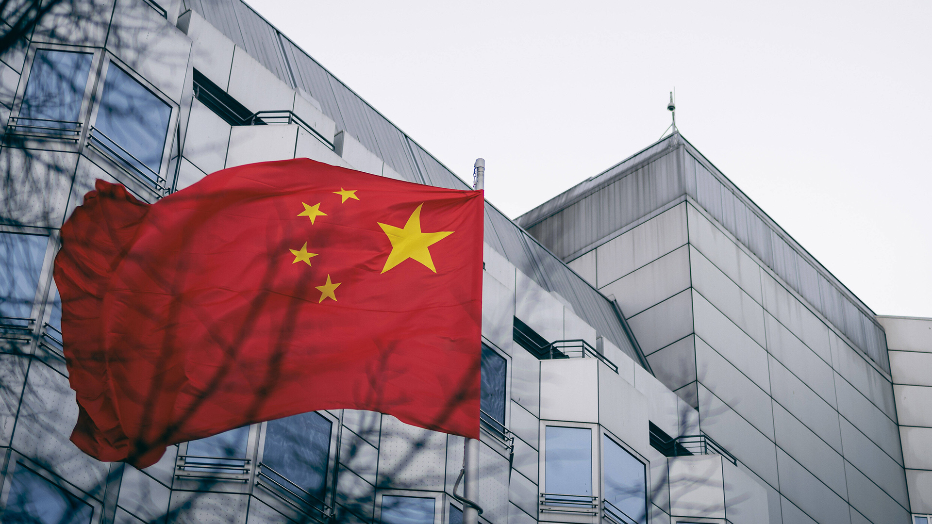 Die Fahne der Volksrepublik China weht im Wind vor der Chinesischen Botschaft in Berlin. | imago images/photothek