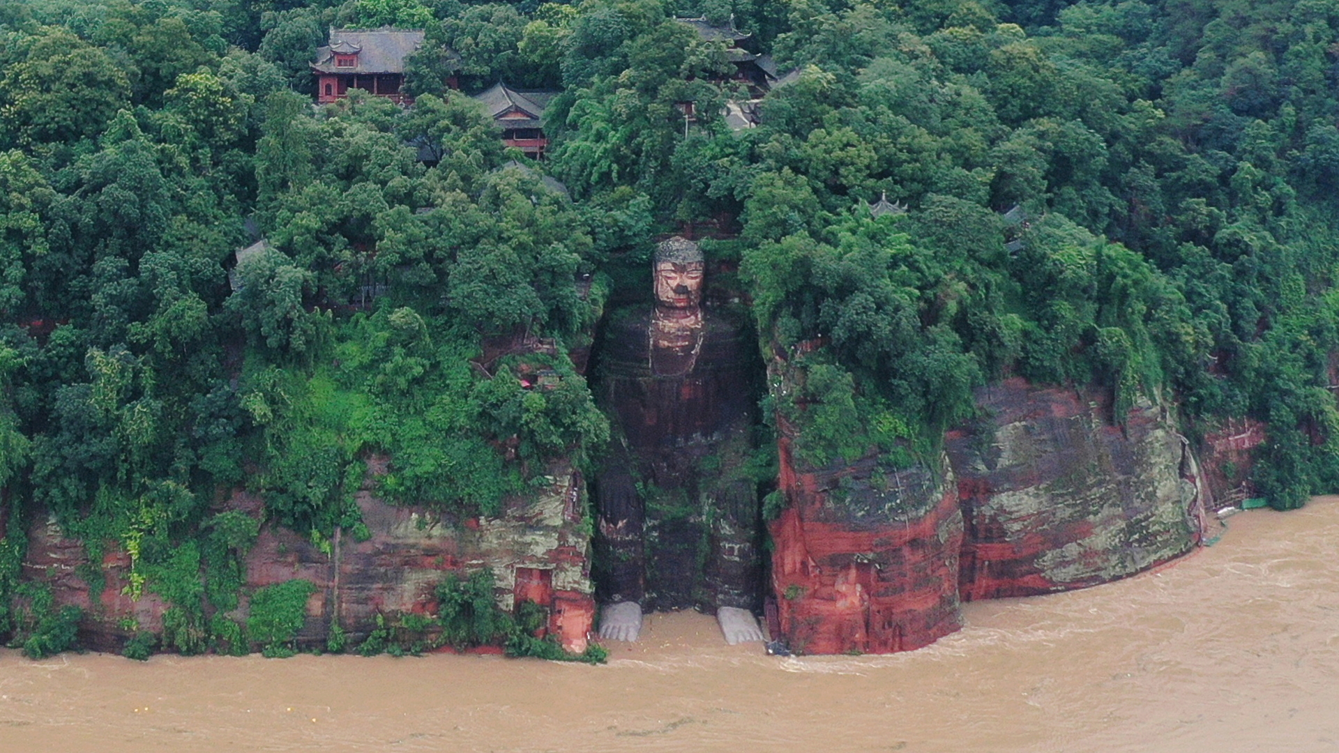 Die Fluten reichen bis an die Füße der Buddha-Statue von Leshan heran. | REUTERS
