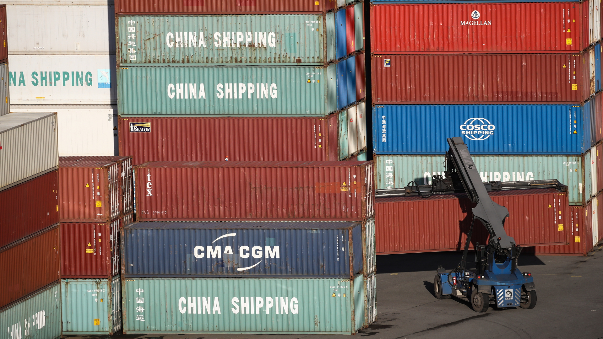 Chinesische Container werden am Hamburger Hafen verladen | dpa