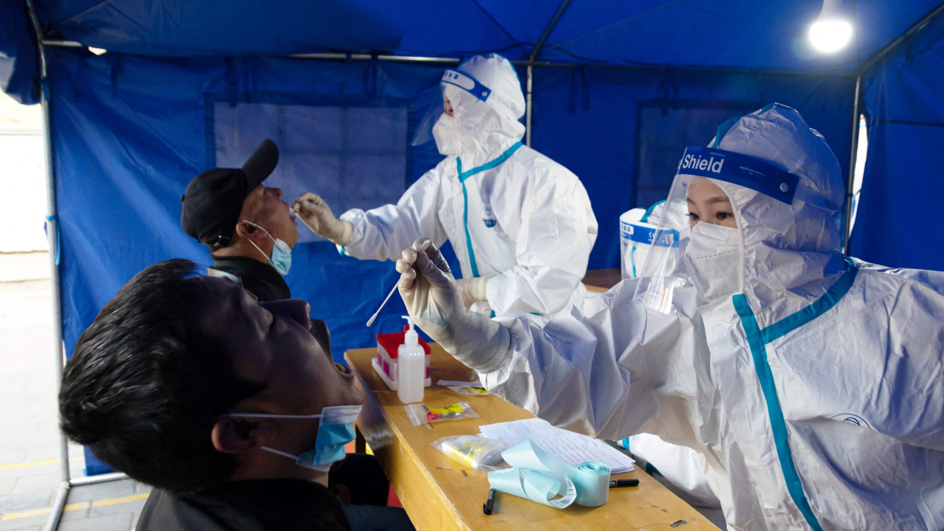 Menschen werden in Zhangye, China, auf das Coronavirus getestet. | AFP