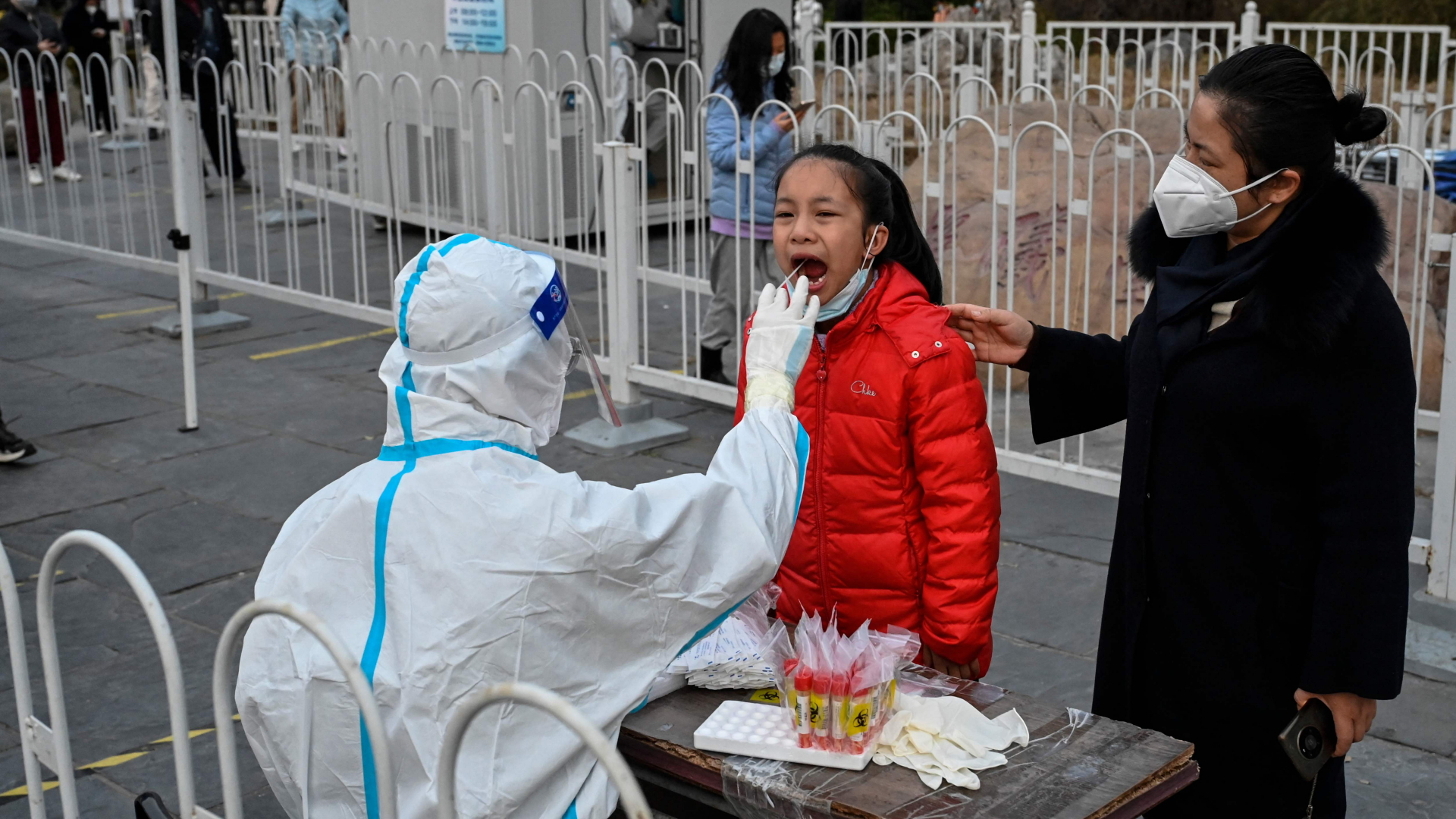 In Peking wird bei einem Mädchen eine Probe für einen Corona-Test genommen | AFP