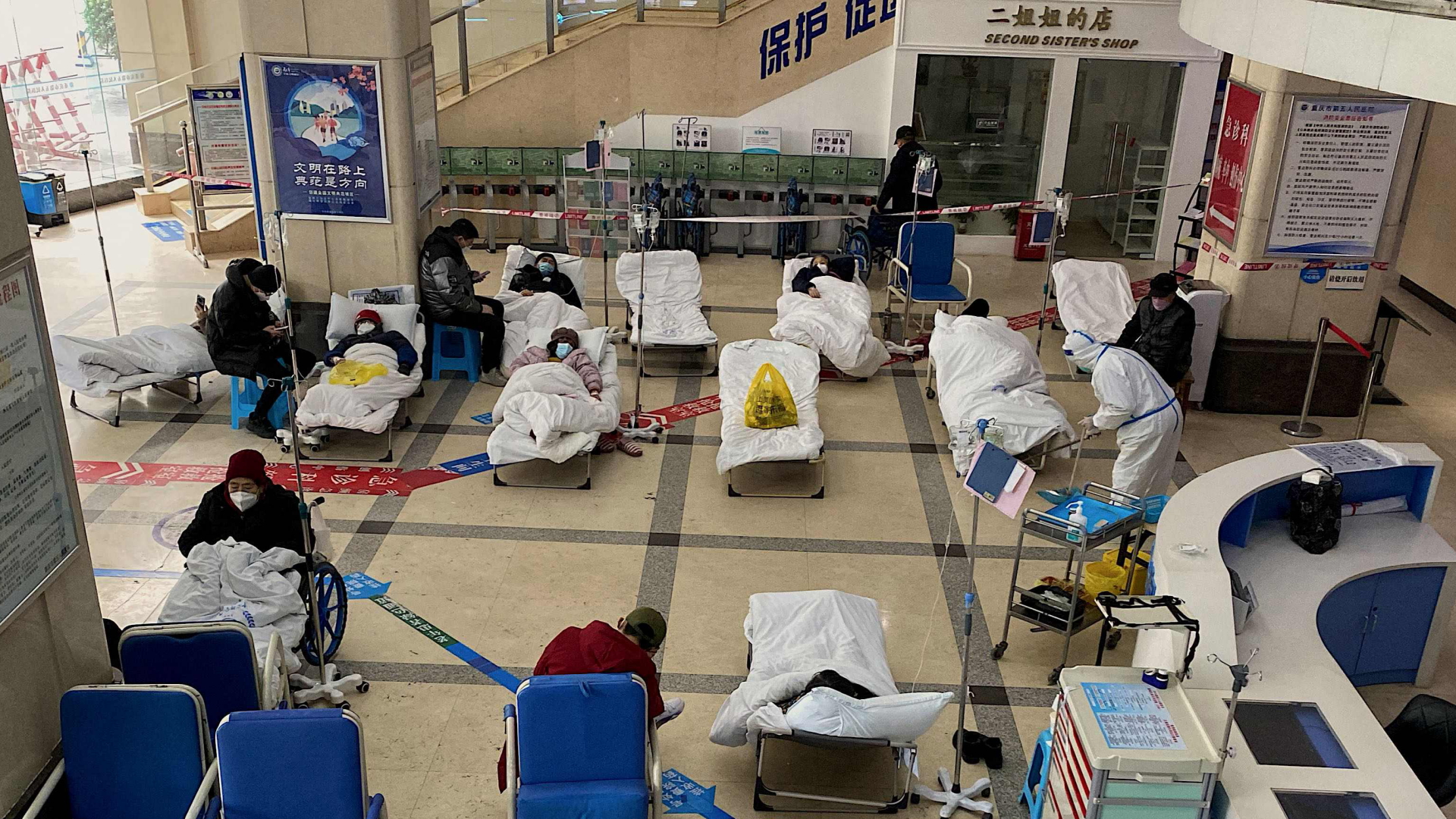 Covid-Patienten werden in der Lobby eines Krankenhauses in Chongqing versorgt. | AFP