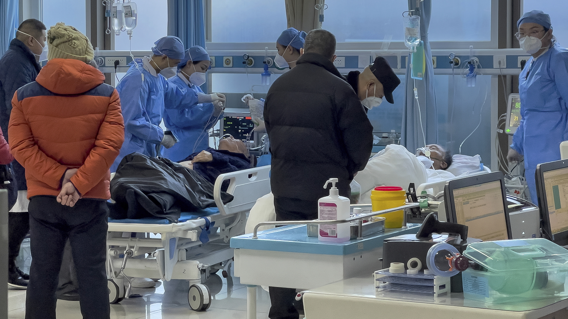 Medizinisches Personal untersucht einen älteren Patienten in der Notaufnahme eines Krankenhauses in Peking, China. | dpa