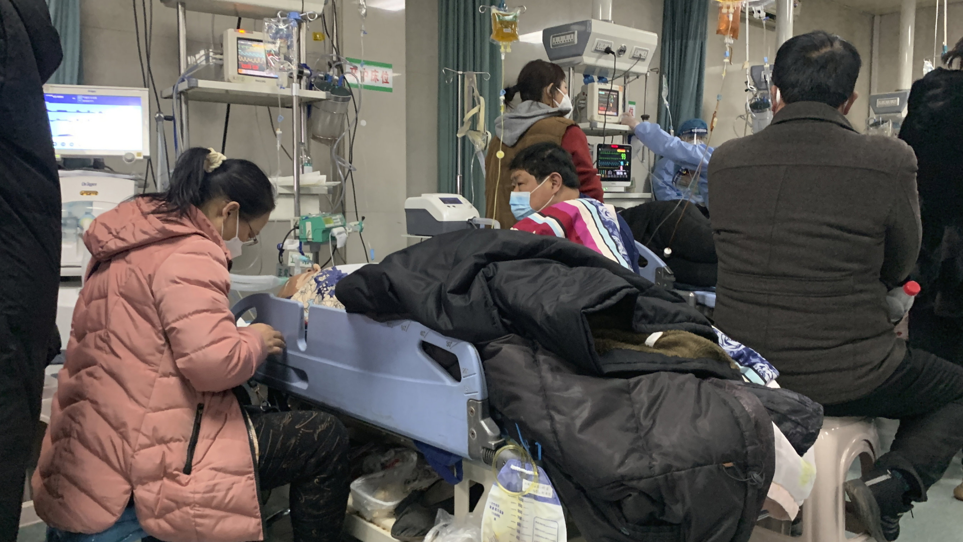 Angehörige und Patienten in einem Krankenhaus in China | AP
