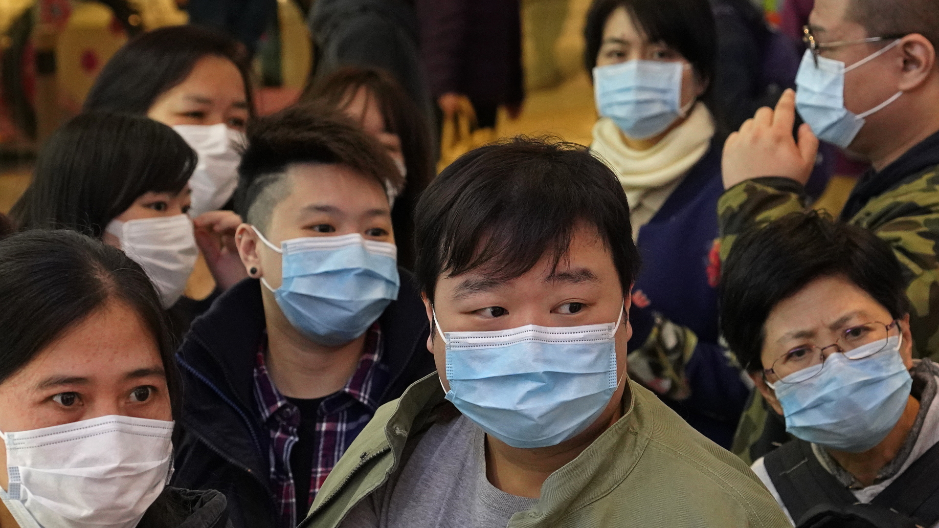 Menschen mit Atemschutzmasken in Hongkong. | dpa