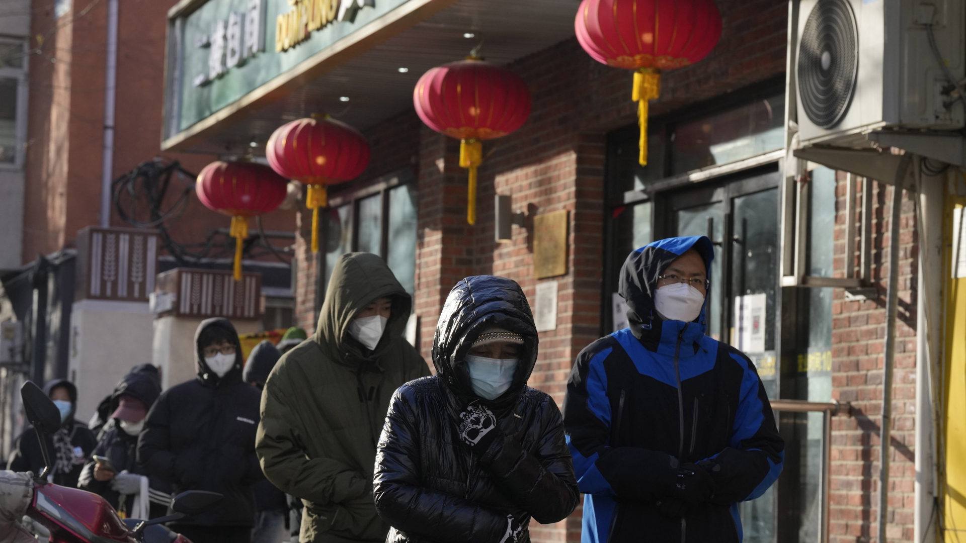 Menschen stehen vor einer Apotheke in Peking an, 13.12.22 | AP