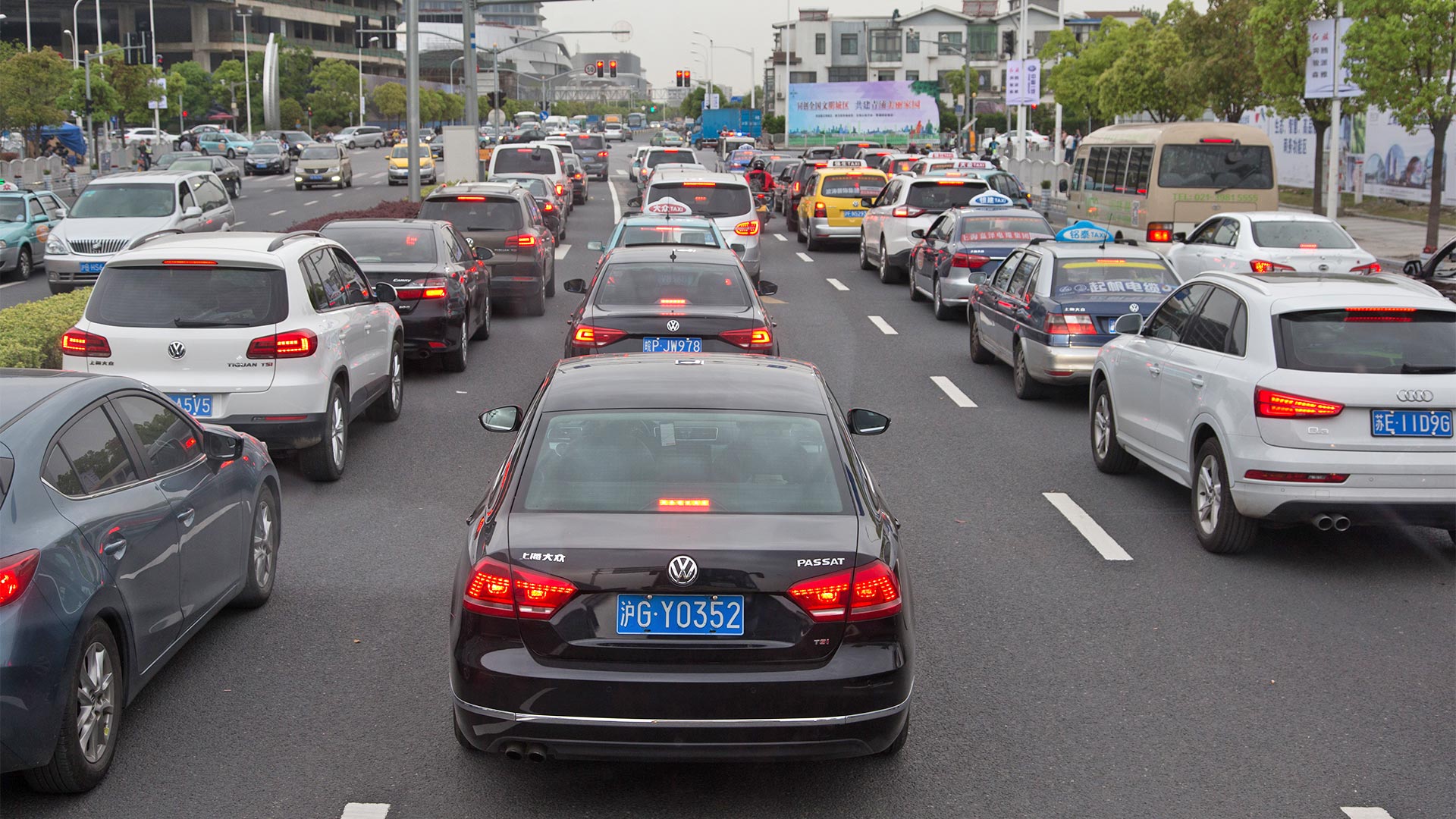 VW- und Audi-Fahrzeuge im Staßenverkehr, Shanghai