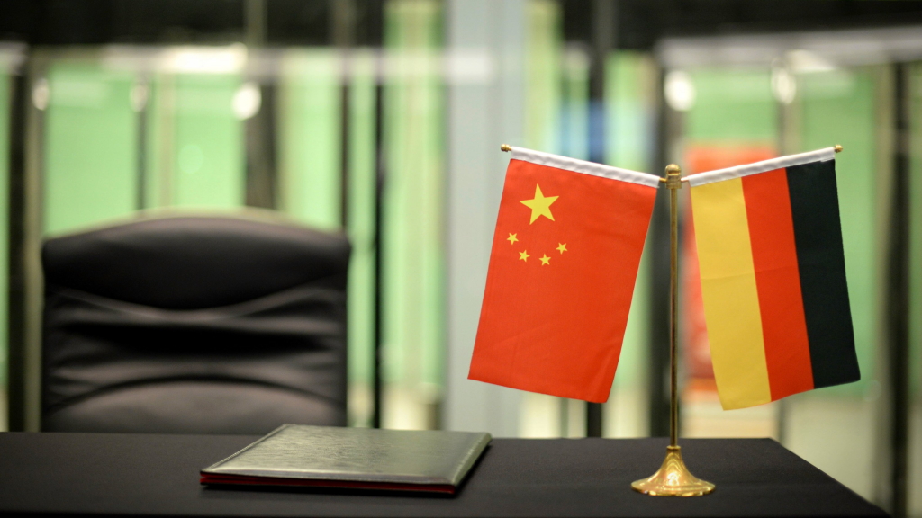 Die chinesische und die deutsche Flagge auf einem Schreibtisch | dpa