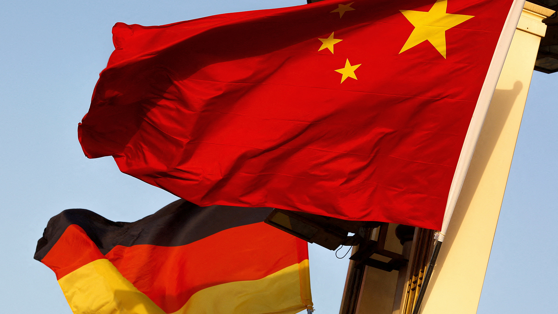 Die Flaggen Chinas und Deutschlands wehen auf dem Platz des Himmlischen Friedens in Peking. | REUTERS
